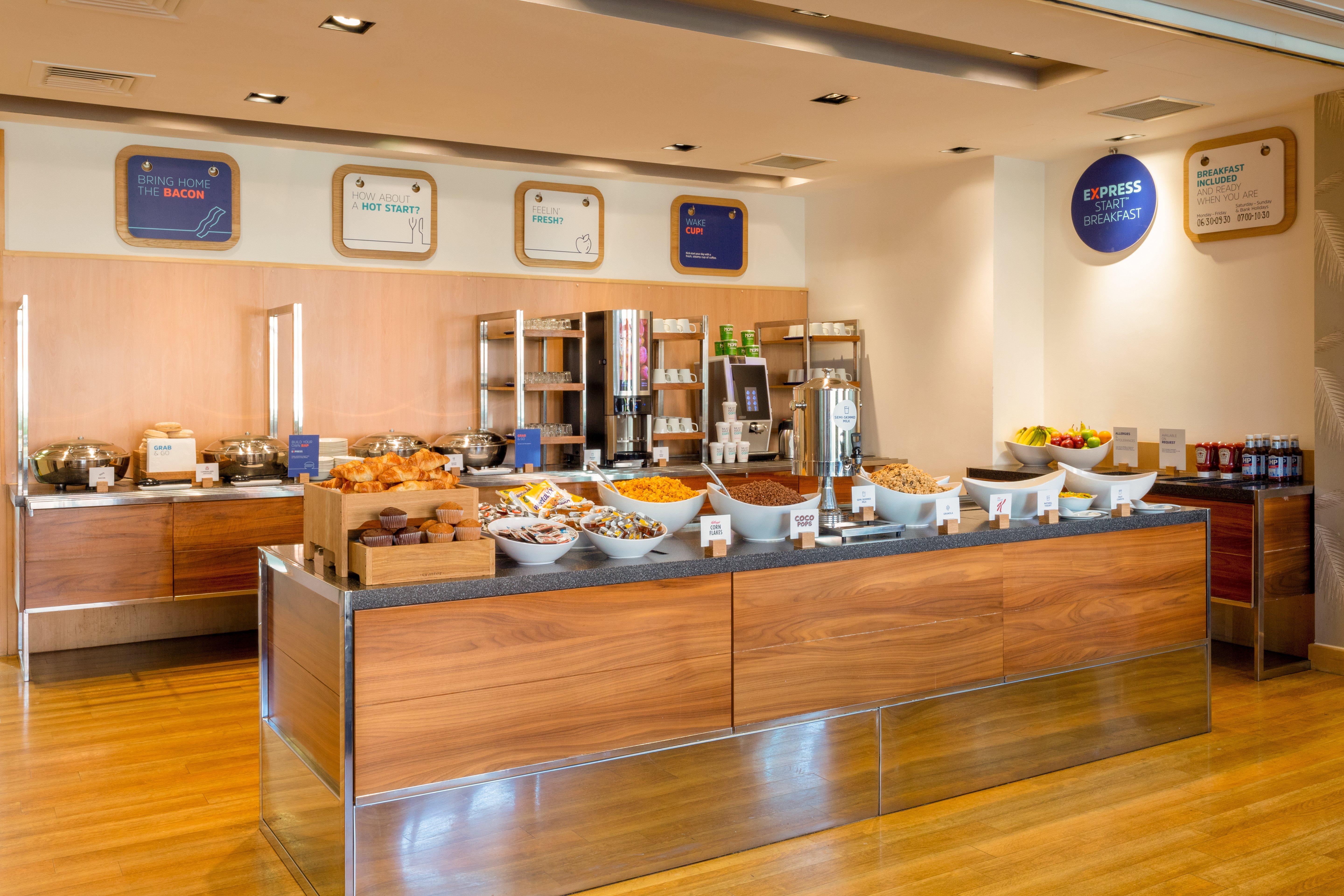 Holiday Inn Express Birmingham Redditch By Ihg Exterior photo